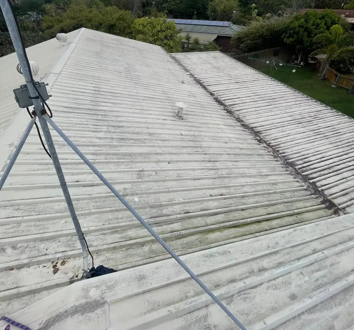 Roof soft wash in Gladstone, before